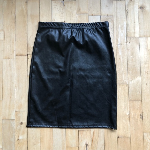 Black pleather skirt - Picture 2 of 3